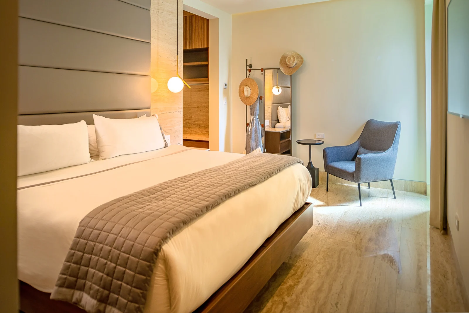 Guest suite with lounge chairs
